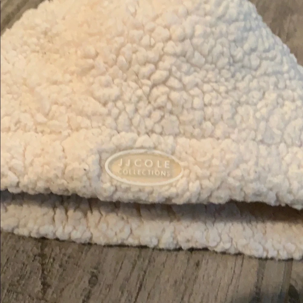 EUC Bundle of 2 cream hats and a pair of booties